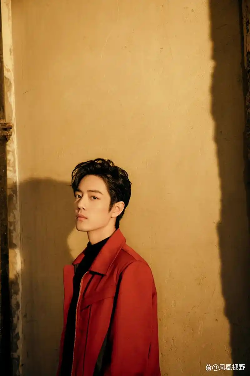 肖战穿红衣帅气十足