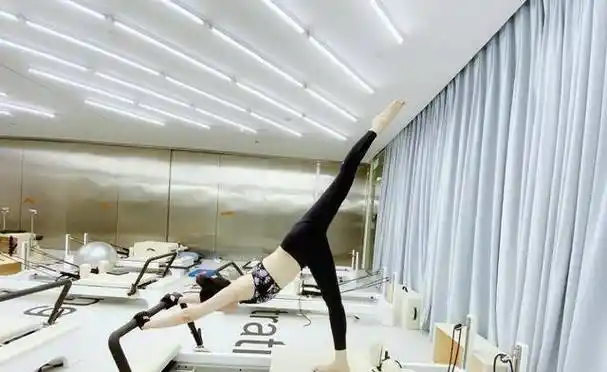 原创董璇练高难度普拉提甩秋膘身姿柔软劈叉下腰毫无难度