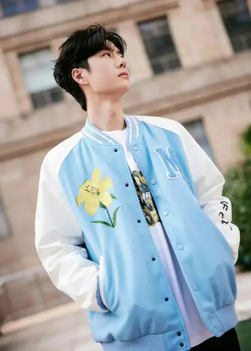 王一博清爽男高#王一博最新一组时尚写真,明亮清爽的休闲穿搭,恳葺