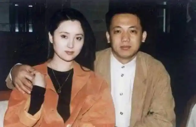 在李建群有两个恋人,虽然她和她的第一任丈夫有着相同的兴趣,但是他们