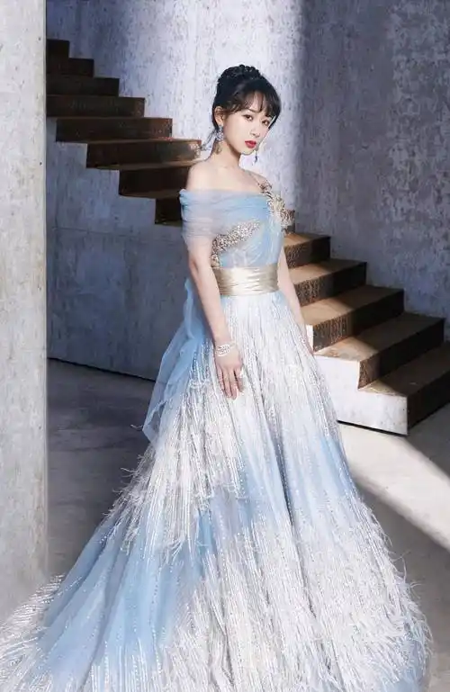 杨紫礼服名场面,黄色亮眼,白色优雅,最近的礼服一套比一套好看