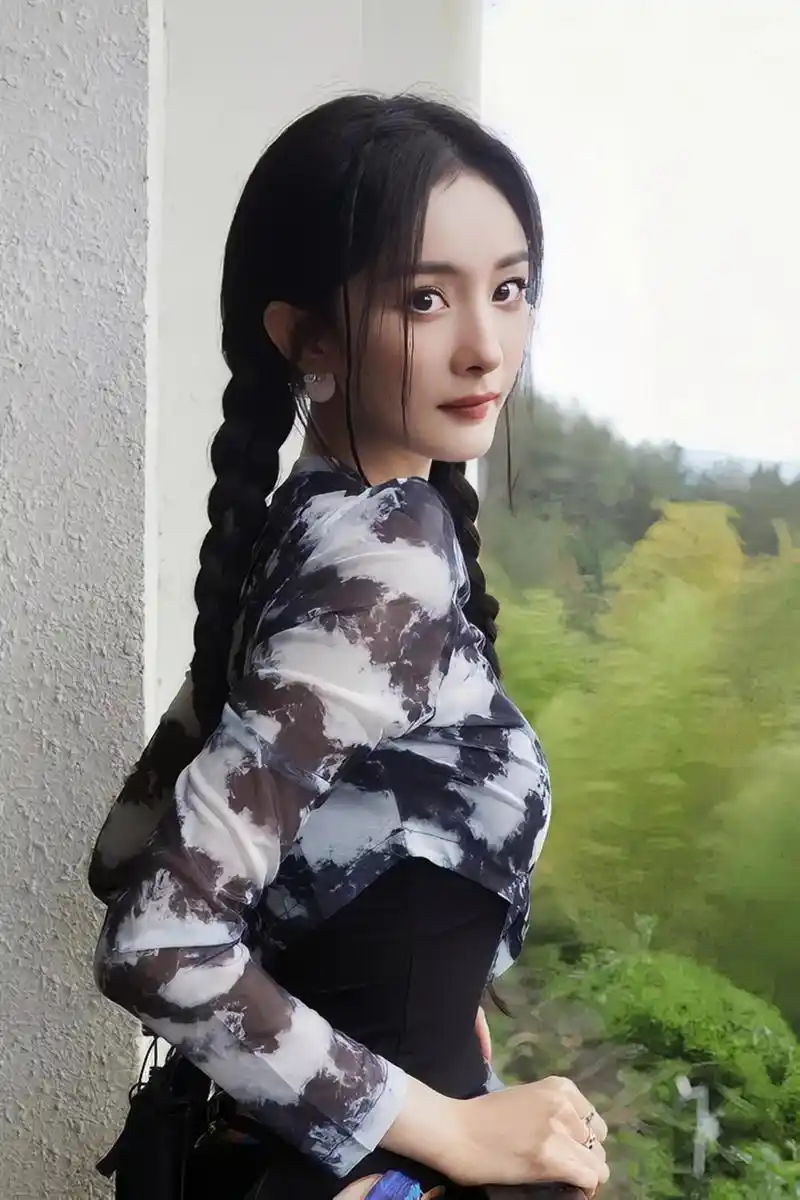 杨幂今日份六宫图随拍,双马尾麻花辫的幂,侧颜好漂亮