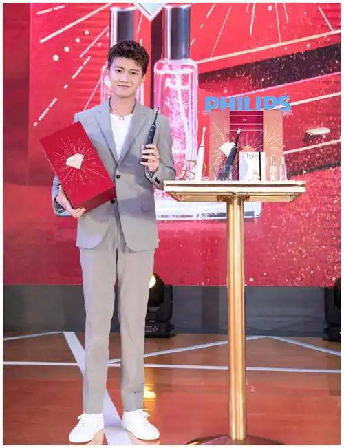 陆绎任嘉伦走机场穿宝蓝色羽绒服叠穿银色运动服更时髦