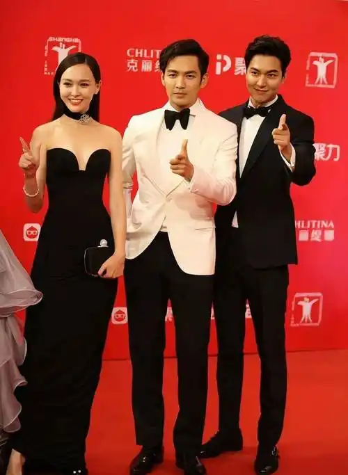 娱乐圈里多数明星的身高都不够真实,但钟汉良183的身高绝对真实