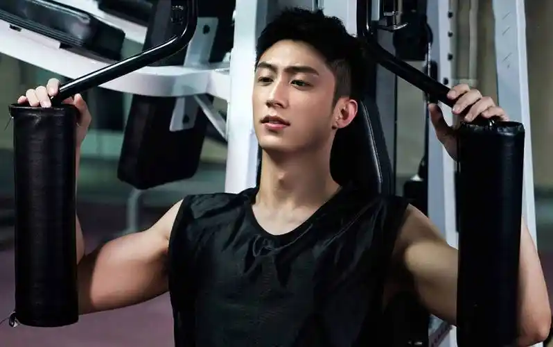 当男明星开始秀肌肉:白敬亭洗澡曝光,杨洋王一博半裸出镜!