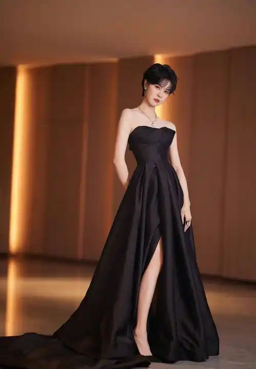 郁可唯的美貌被低估,穿抹胸黑裙秀"筷子腿",狗啃短发又酷又美_连衣裙