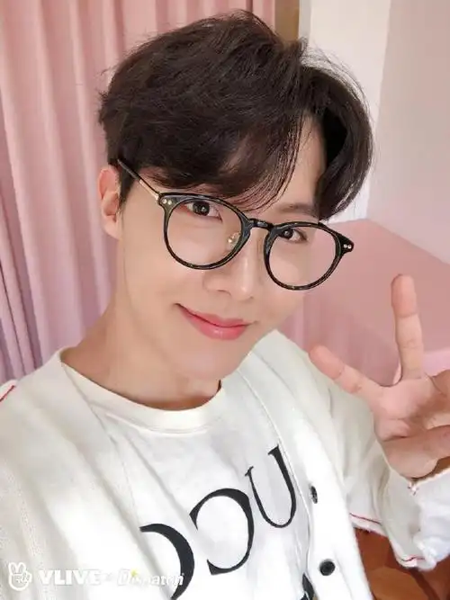 锡锡戴着眼镜"杀人"啦!这是什么绝世男友照!赶紧收了!