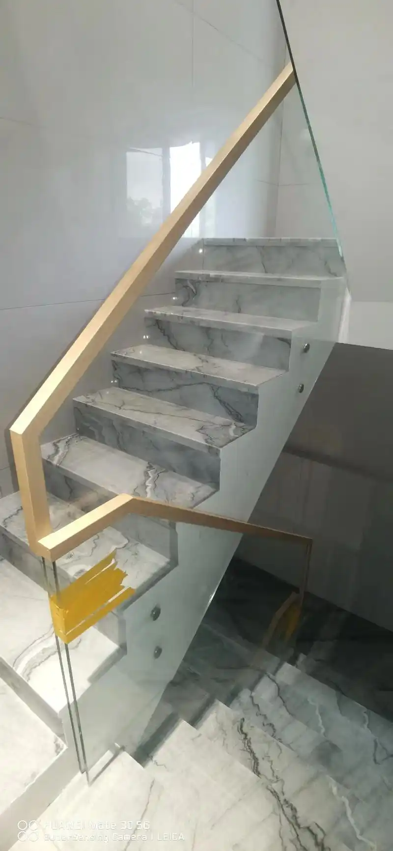 高安两套玻璃扶手安装到位#网红楼梯 #玻璃扶手 #美墅楼梯 - 抖音