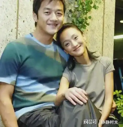 2003年李亚鹏和周迅的合影周迅一副小鸟依人的样子