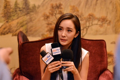图为杨幂成都糖酒会接受采访.(图片来源:逸香网)