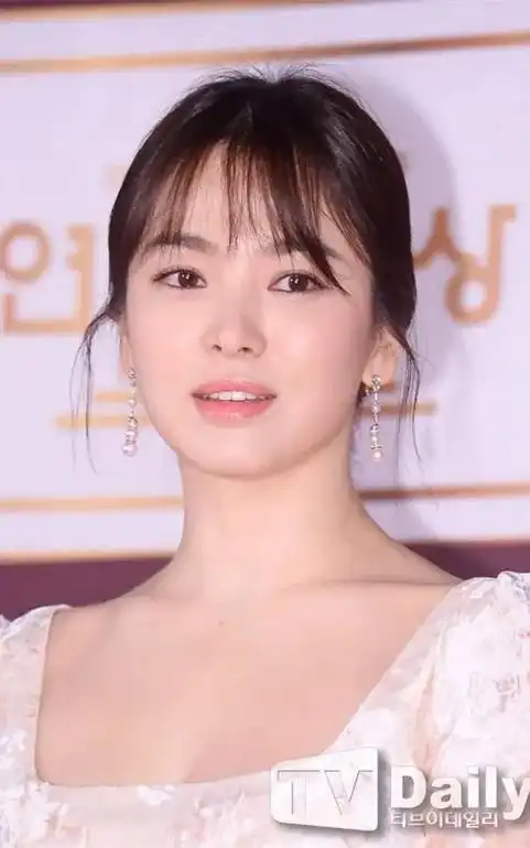 26位韩国,中国内地,香港,台湾,女明星1 宋慧乔1981年 - 抖音