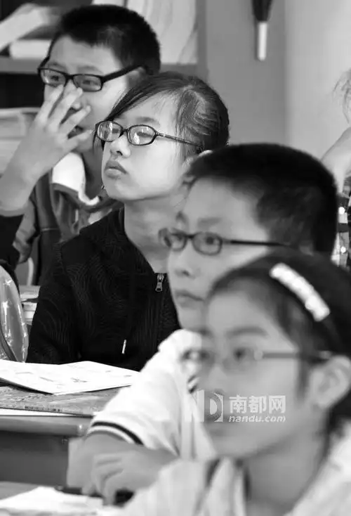 戴着眼镜上课的小学生.c fp供图