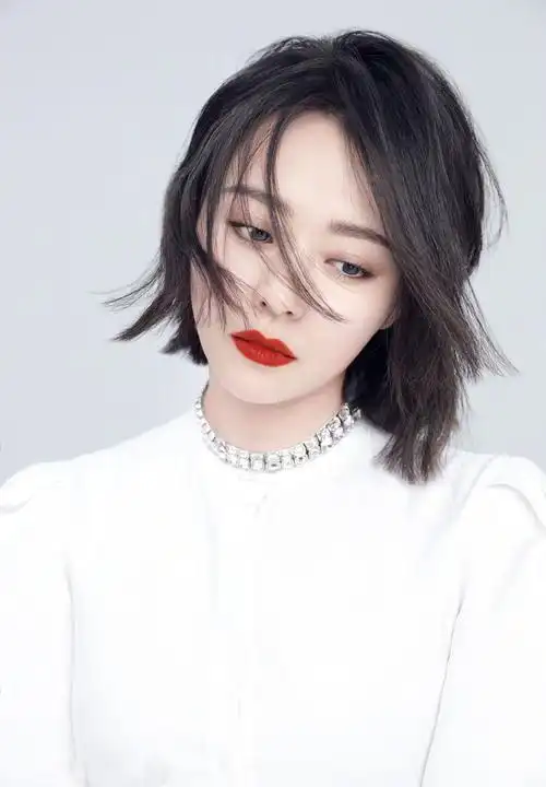 女歌手张靓颖短发红唇时尚写真