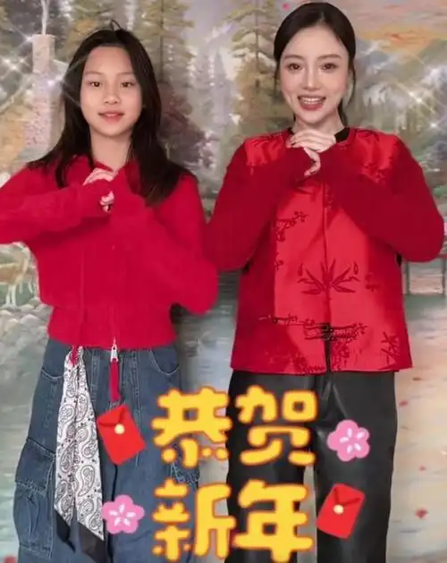 李小璐新年首晒与女儿合照母女穿红装拜年甜馨身高直追妈妈