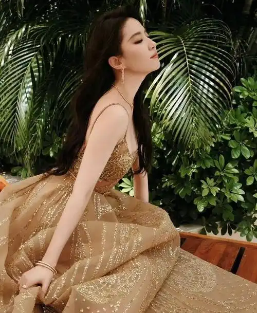 刘亦菲最新出席活动,吊带金色长裙,仙气十足,235期