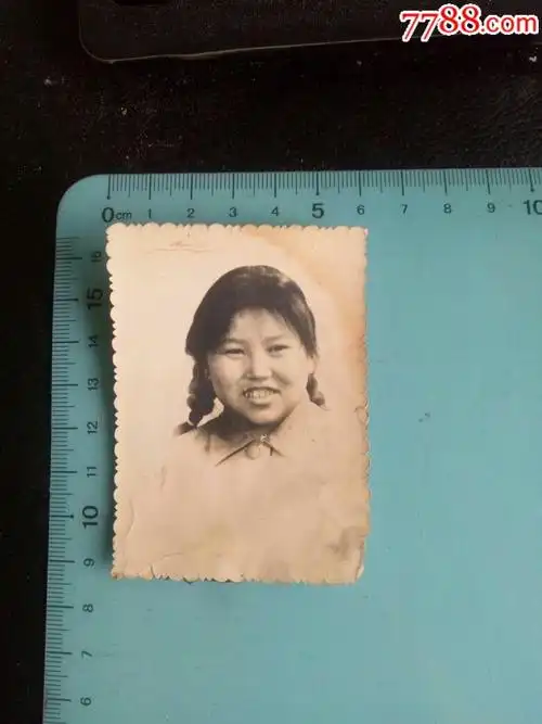 【早期老照片】扎辫子美女大头照片,欢迎选购!