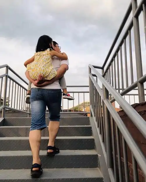 会走了还要一直抱俺的老腰累断了娃不懒可能是生了病