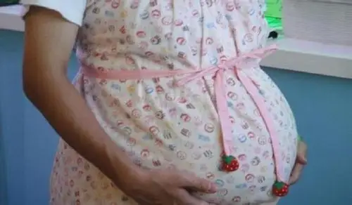 孕妇生产三胞胎,看到宝宝的模样一屋子人都不淡定,啥情况