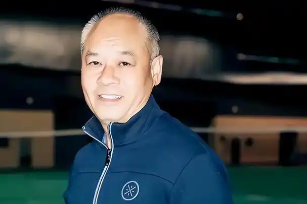 61岁李宁回广西祭祖,头发稀疏打扮朴素,子女现身陪同