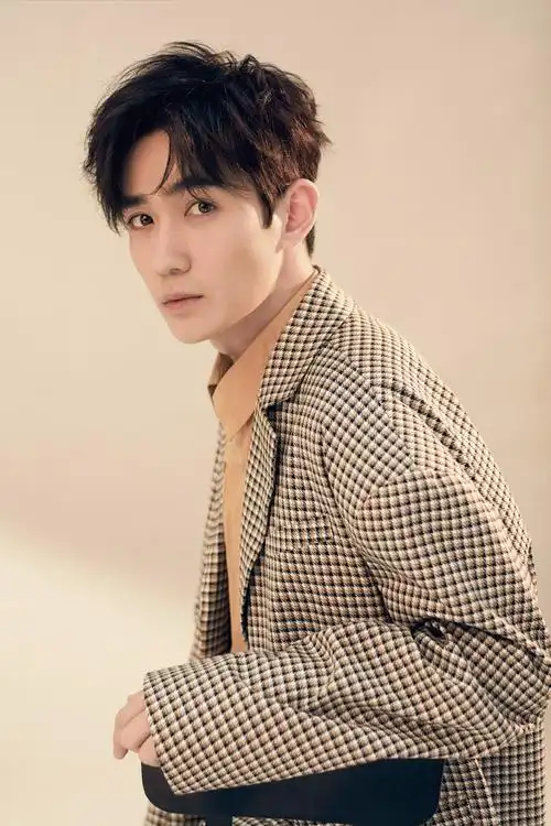 朱一龙最新写真发布,暖色西装彰显阳光活力