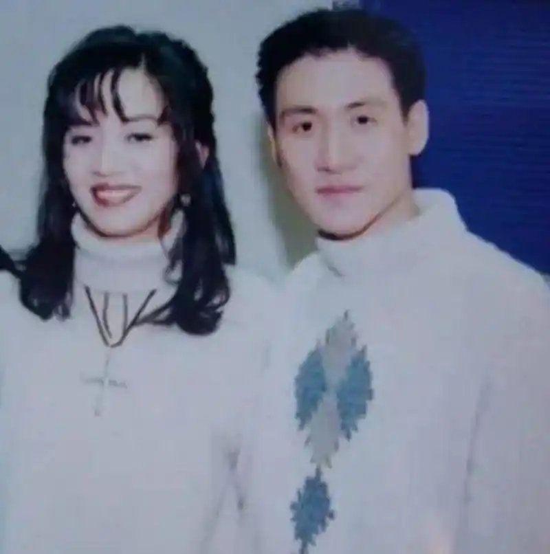 梅艳芳与张学友的一张老照片,照片中梅艳芳青春靓丽,张学友帅气英俊