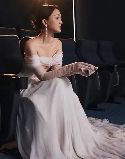 周迅穿长裙优雅大气 侧颜唯美氛围感十足