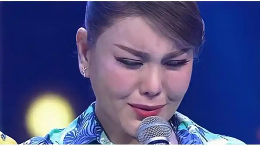 乌兰图雅经历了什么?哭着唱完这首《追梦人》,听完好心疼!