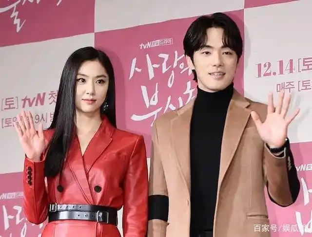 前段时间,金正贤还被曝与《爱的迫降》的女二徐智慧已经低调恋爱了1年