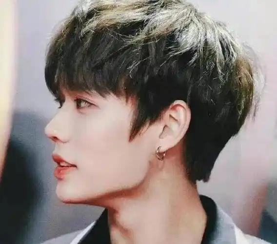 细品男明星的精致侧颜,优越的下颌线,如同刀刻般完美,真的绝了_下颚