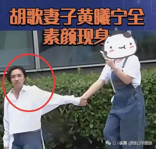 胡歌夫妻罕见同框去超市采购,老婆朴素接地气,年货堆满购物车_黄曦宁