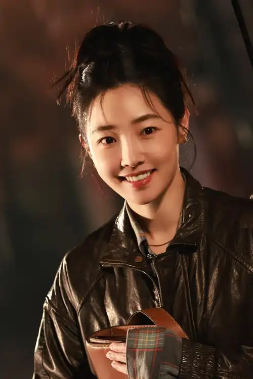 白百何超话今晚19:30,#骄阳伴我今日收官#一组简冰花絮照新鲜送达