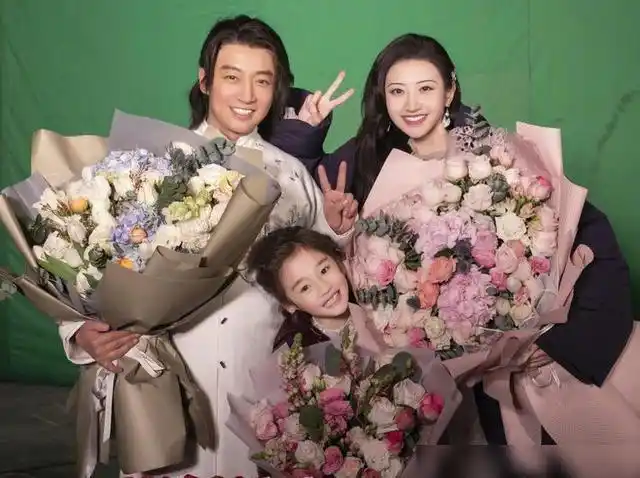 照片中扮演景甜女儿的小演员长得十分漂亮,想必景甜以后生的孩子,也会