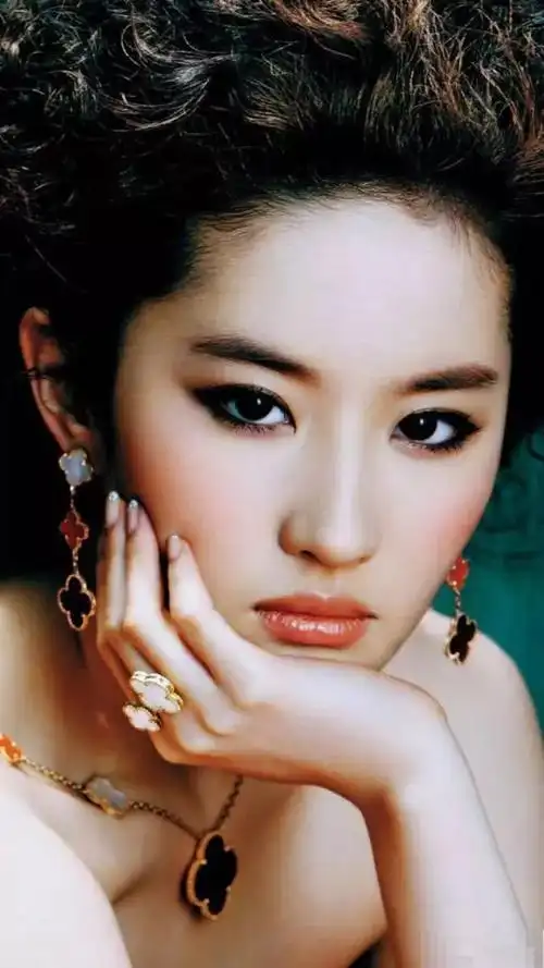 当女神刘亦菲化上浓妆时,也能够如许妖娆动听