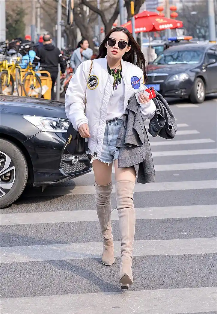 街拍夹克衣牛仔短裤过膝靴简约搭配彰显潮女风范