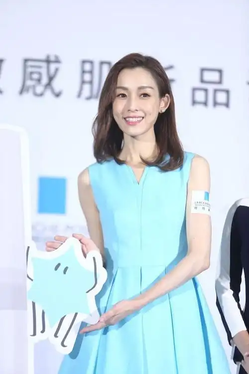 范玮琪姨母笑总是让人忘不掉天蓝连衣裙清新减龄衣品一直在线