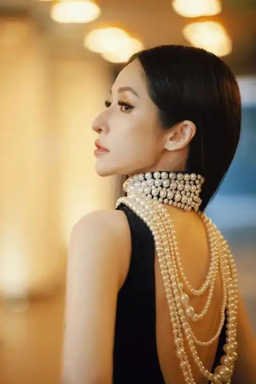 萧亚轩交新男友了混血很帅小她15岁