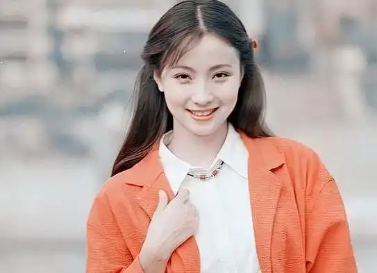 年轻时候的陶虹就像出水芙蓉一样,美人娇艳,不需要任何装饰,就美得