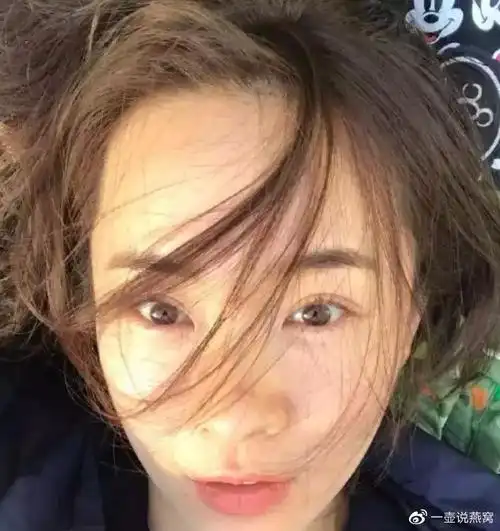 妈并且快40了的霍思燕,却非常像28岁的女子,看她在微博上晒的素颜自拍