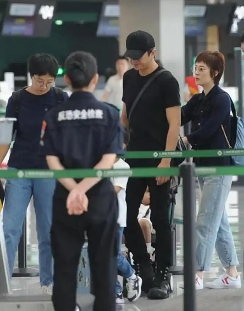 邓超一家够接地气!穿着简约朴素走机场,孙俪素颜五官端正很耐看