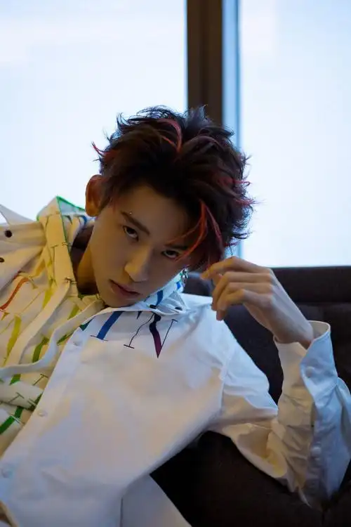 红毯上小鬼还和沈梦辰解锁了全新的打招呼方式,在采访中更是直言2021