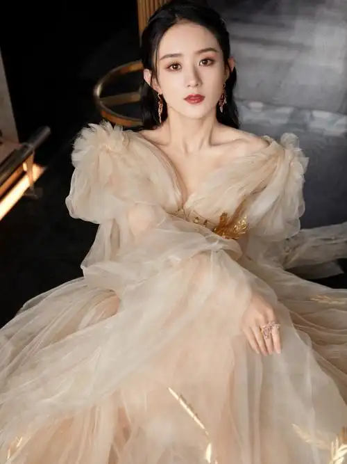 赵丽颖惊艳演绎guo pei高定礼服,优雅独特气质引领盛典!