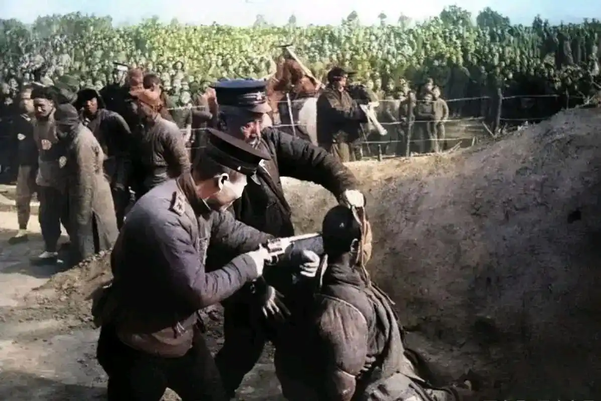 1929年,北方郊外刑场,一个双眼被蒙上的犯人被五花大绑跪在一座土堆旁