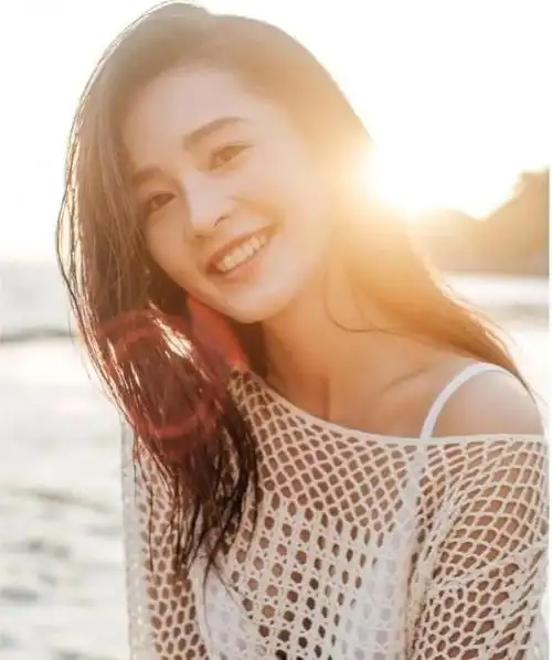 李沁海边写真,身着比基尼外搭镂空罩衫!