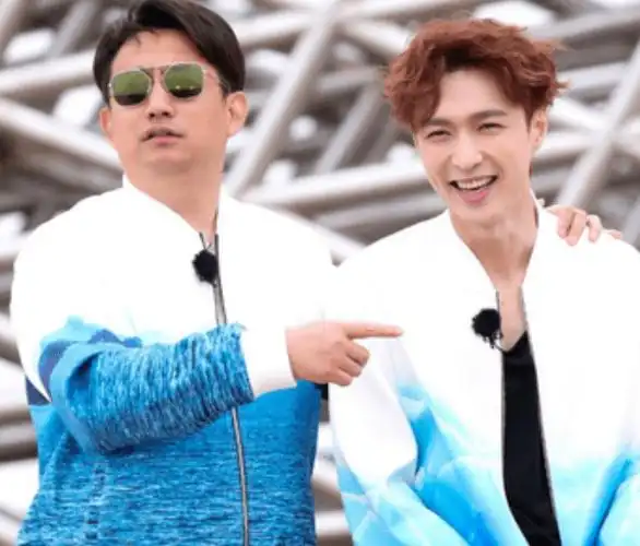 张艺兴无视张子枫擦狗尿,人品被质疑,黄磊担心的事情发生了_嘉宾_节目