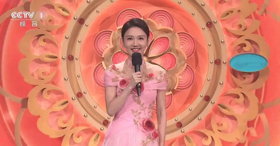 二是其市场口碑也更为突出,除此之外,在离开春晚舞台之后,龙洋的事业