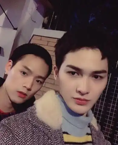 有一种合照叫朱正廷的"怼脸拍",仙子脸抢镜,一般人模仿不来!