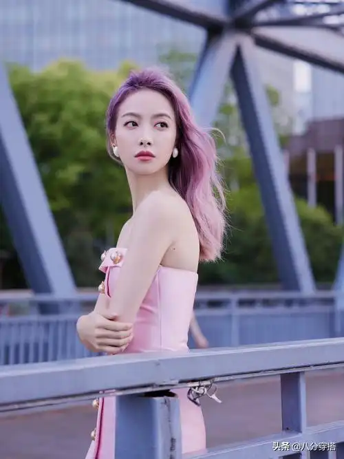 宋茜真会打扮,穿粉色抹胸长裙甜美温柔,粉紫色头发真"叛逆"