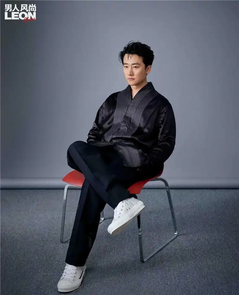 黄轩杂志封面 畅聊生活趣事变身稚气大男孩