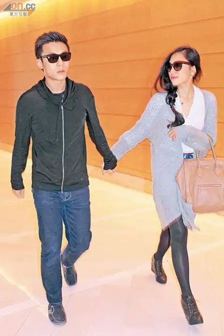 昨晚平安夜,霍启人与拍拖两年的女友antonia温馨饭聚.