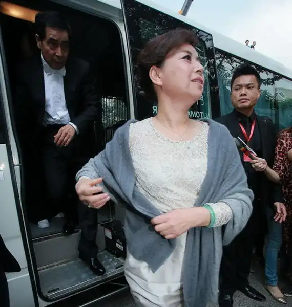 看郭晶晶结婚后"回娘家"的排场,才知她确实值得霍启刚苦追8年